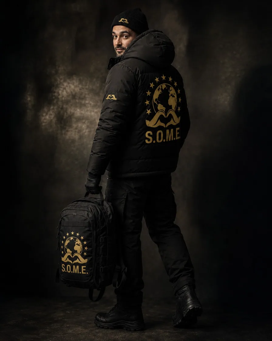 Conceptvisual van donkere S.O.M.E.-jas met gouden rugembleem en tas